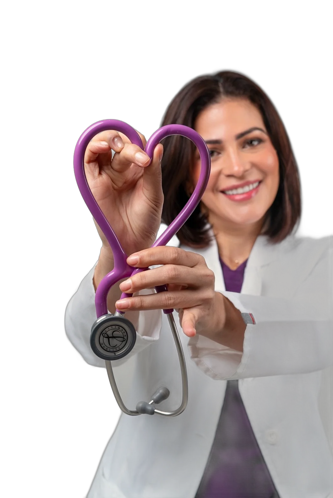 La Dra. Marjorie Díaz con bata blanca forma un corazón con su estetoscopio